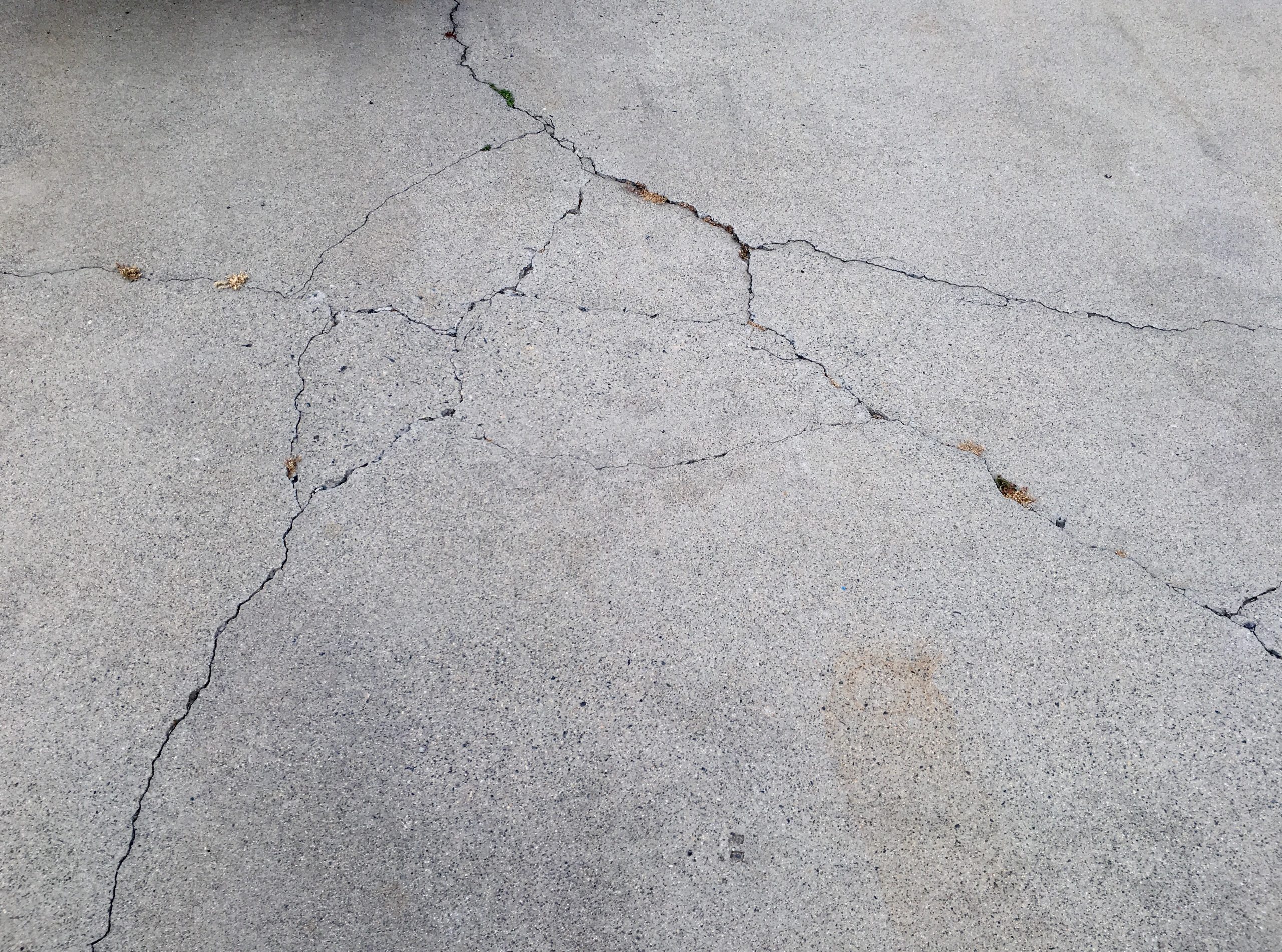 crack in cement driveway